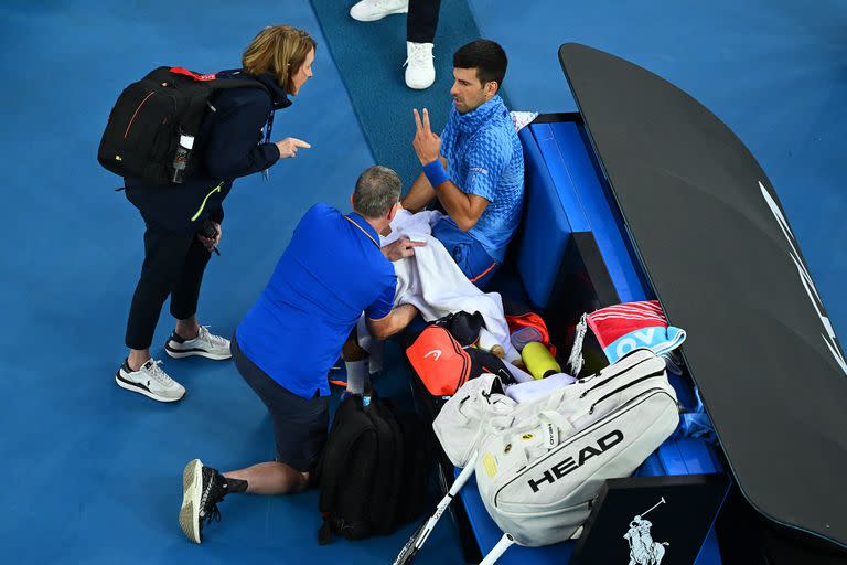 Novak Djokovic y una de las veces que fue atendido por el médico en el Australian Open: aquí, ante Grigor Dimitrov, en la tercera ronda