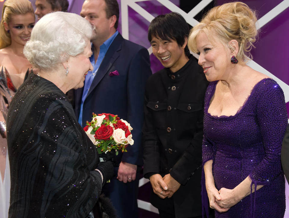 Britain's Queen Elizabeth (L) meets American singer Bette Midler following the Royal Variety Performance in Blackpool December 7, 2009. REUTERS/Leon Neal/Pool (BRITAIN ROYALS ENTERTAINMENT)