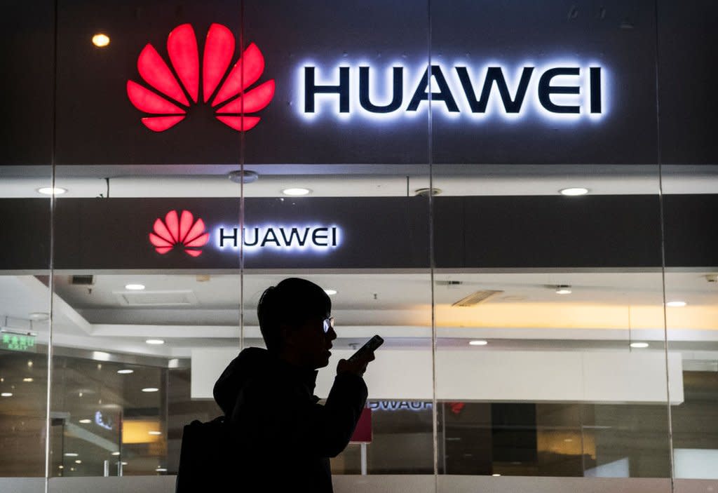 Una persona frente a una tienda de Huawei