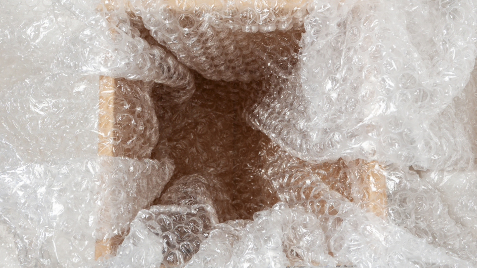 Make sure not to substitute a fragile label for insulated materials like bubble wrap, newspaper or packing peanuts.