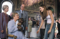 <b>'Un sueño para ella' (2003) </b><br> Pero no solo Jeannette ha mantenido su carrera gracias a su parecido con la Reina. También lo ha conseguido Elizabeth Richards, quien no solo comparte el mismo nombre con la monarca británica, sino también su aspecto. Curiosamente en su sitio web queenlookalike.com (algo así como la parecida a la reina), describe que posee "la misma estatura que la Reina... y un parecido perfecto a su Majestad". Además de varias apariciones en televisión, la hemos visto en 'Un sueño para ella' (2003) junto a Amanda Bynes. Junto al cine y la televisión, Elizabeth está disponible para funciones privadas, por si alguien necesita de una Reina en alguna ocasión...