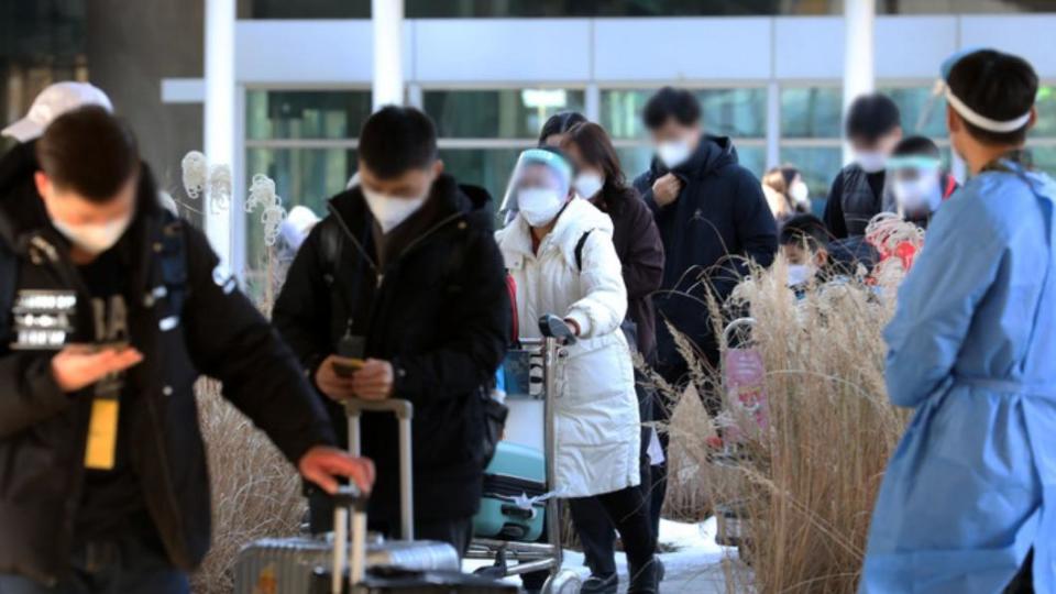 自5日起，欲前往南韓的中國旅客，須繳交起飛前48小時的PCR陰性證明，或24小時前的快篩（RAT）陰性證明，才能登機。（圖／翻攝自《紐西斯通訊社》）