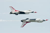 <p>Zwei Flugzeuge der U.S.A.F. Thunderbirds, der Kunstflugstaffel der US-Air Force, gleiten im Rahmen einer Flugschau über Atlantic City. (Bild: Ricky Fitchett/ZUMA Wire/dpa ) </p>