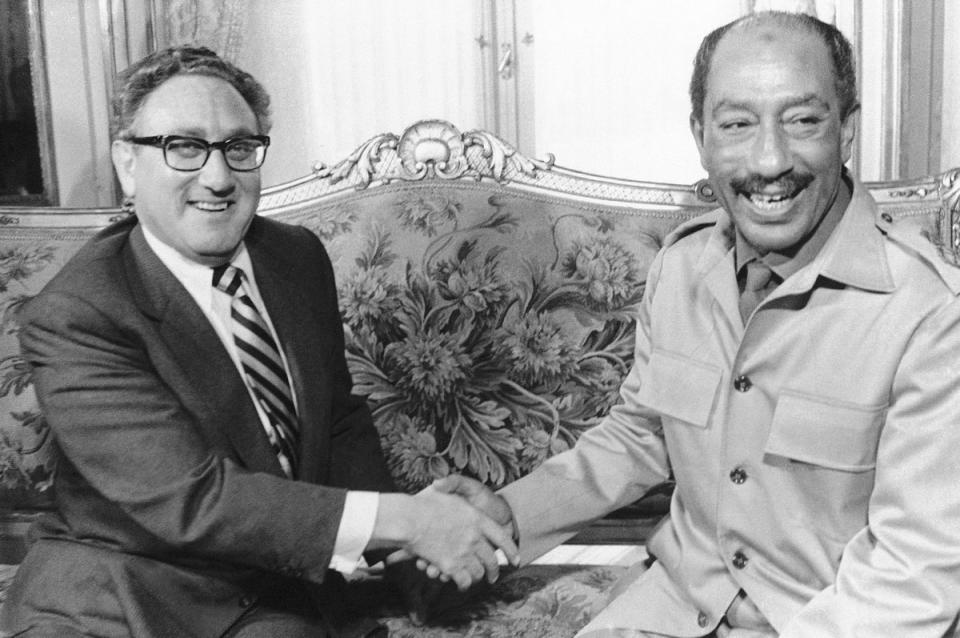 Kissinger meets with Egypt’s President Anwar Sadat at Tahira Palace in Cairo, Egypt to discuss the Mideast crisis, 7 November 1973. (AP)