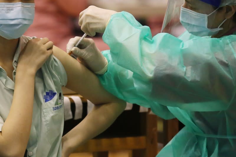 20211217-台北市高中職學生17日在校園施打第二劑BNT疫苗｡(柯承惠攝)