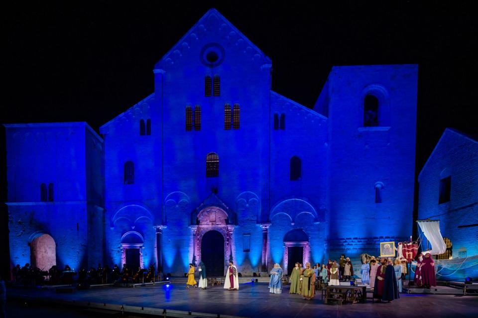 <p>Ursprünglich wurde Nikolaus in Myra bestattet, doch später entwendeten Seefahrer seine Gebeine und brachten sie am 9. Mai 1087 nach Bari in Süditalien. Dem Heiligen zu Ehren wurde dort die Basilika San Nicola erbaut. Heute noch wird Nikolaus jedes Jahr mit einem Volksfest in Bari gewürdigt. Das Spektakel findet allerdings nicht im Dezember, sondern Anfang Mai statt. (Bild: Getty Images/Davide Pischettola/NurPhoto)</p> 