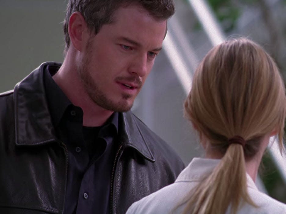 Eric Dane as Mark wearing a leather jacket talking to Meredith on Greys Anatomy
