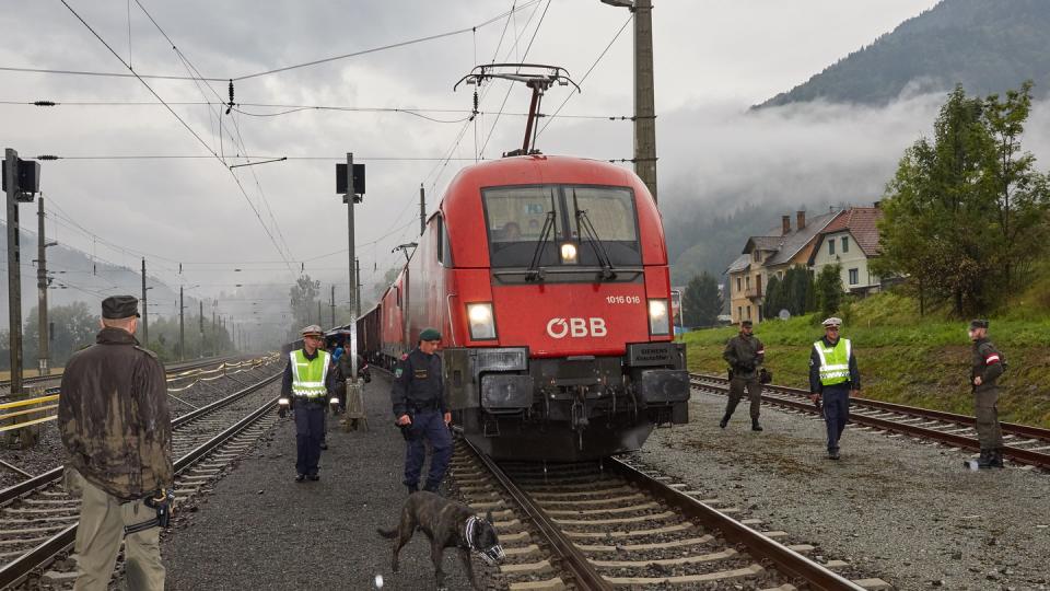 Österreichische Polizisten untersuchen am Bahnhof Thörl-Maglern nahe der italienischen Grenze Güterzüge auf versteckte Flüchtlinge. Foto: LPD KÄRNTEN/APA