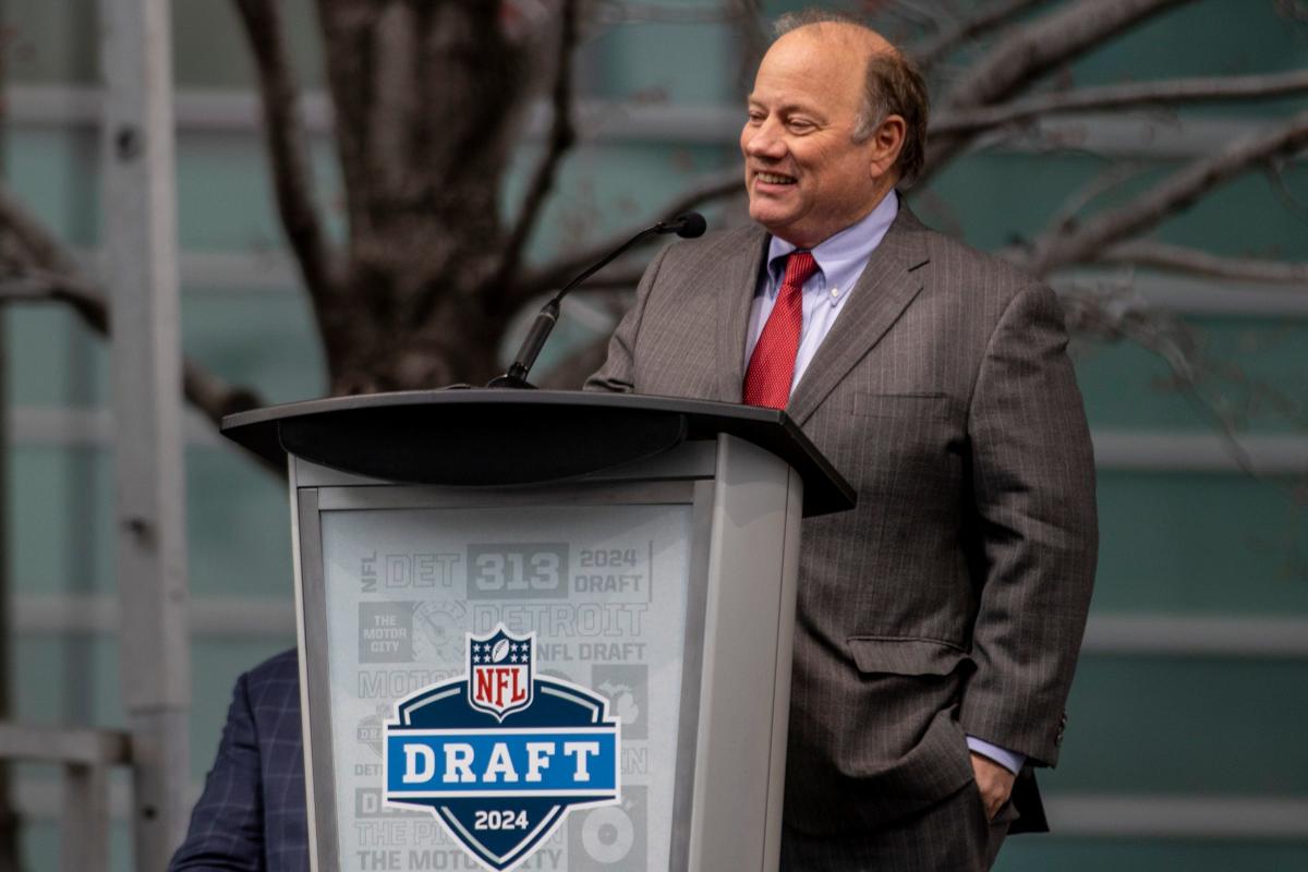 Alabama wide receiver Jameson Williams stands with NFL Commissioner Roger  Goodell after being chosen by the Detroit Lions with the 12th pick of the  NFL football draft Thursday, April 28, 2022, in