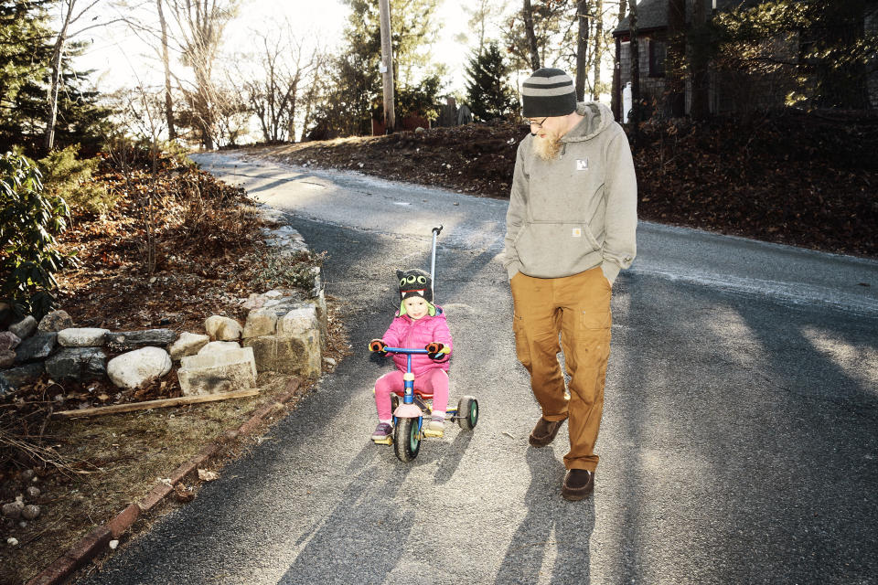 Steve Gaffney, que se dedicó a la crianza de sus hijos de tiempo completo a principios de la pandemia, cuando se quedó sin trabajo, con su hija Morgan, de 2 años, en Pembroke, Massachusetts, el 8 de marzo de 2023. (Simon Simard/The New York Times).