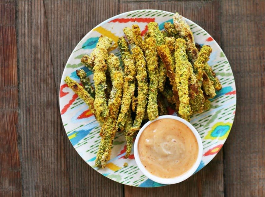 Almond-Crusted Turmeric Green Bean Fries from Cheap Recipe Blog