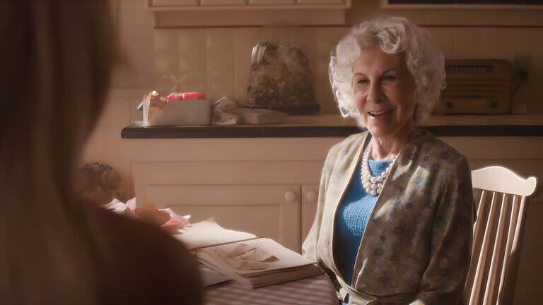 Rhea Perlman en el film Barbie, interpretando a Ruth Heldman