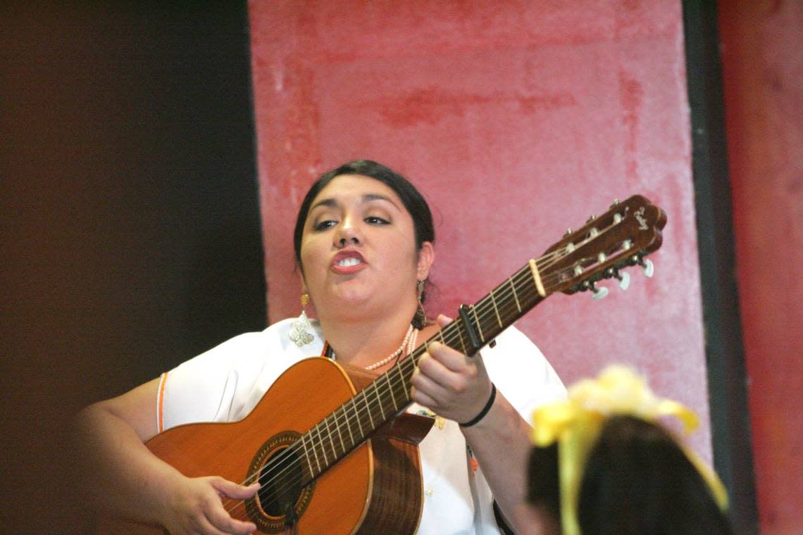 YELLOW ROSE, PLAY JE VDA 03.04.07 FRESNO UNITARIAN UNIVERSALIST CHURCH - Scenes from the play 