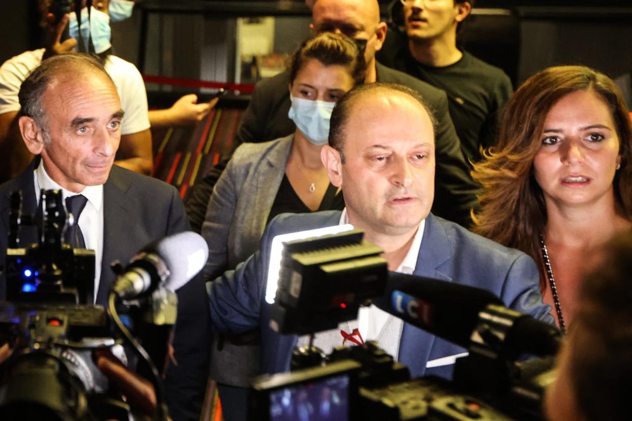 Olivier Ubéda avec Éric Zemmour et Sarah Knafo, le 18 septembre 2021 à Monaco - VALERY HACHE / AFP