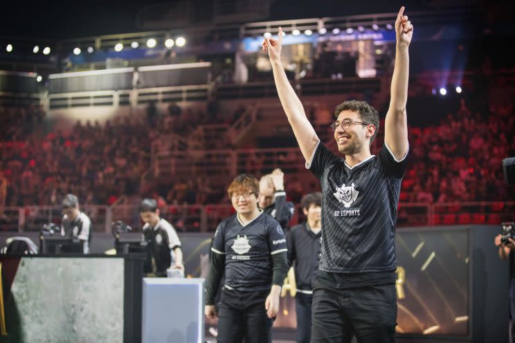 Alfonso “Mithy” Aguirre Rodriguez waves to the crowd at the 2017 Mid-Season Invitational (Riot Games/lolesports)