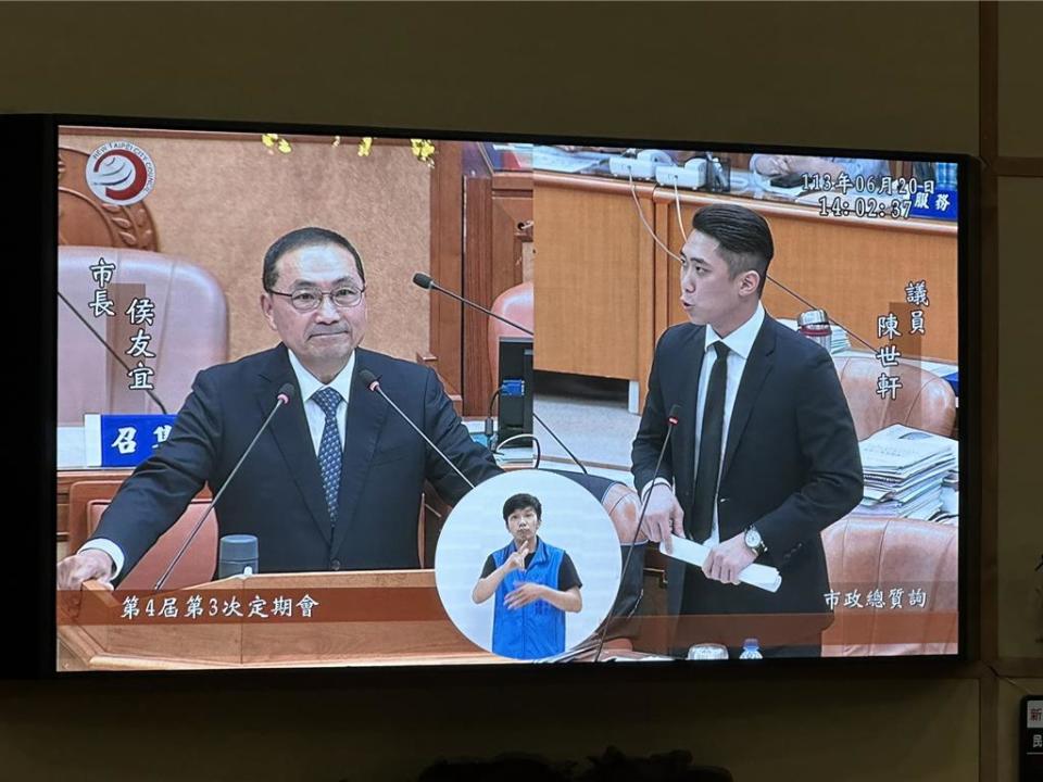 民眾黨新北市議員陳世軒今（20）日總質詢抨擊，過去8年民進黨執政就是「空口白話」。（高鈞麟攝）