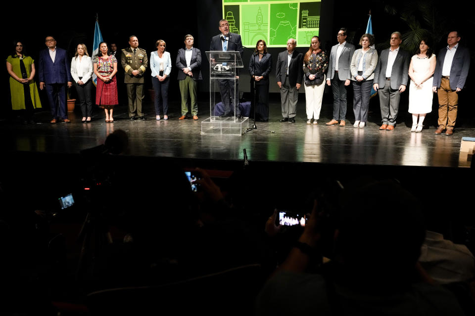 El presidente electo de Guatemala, Bernardo Arévalo, da una conferencia de prensa con su gabinete ministerial en el Centro Cultural Miguel Ángel Asturias, el lunes 8 de enero de 2024, en la Ciudad de Guatemala. Arévalo asumirá el cargo el 14 de enero. (Foto AP/Moisés Castillo)