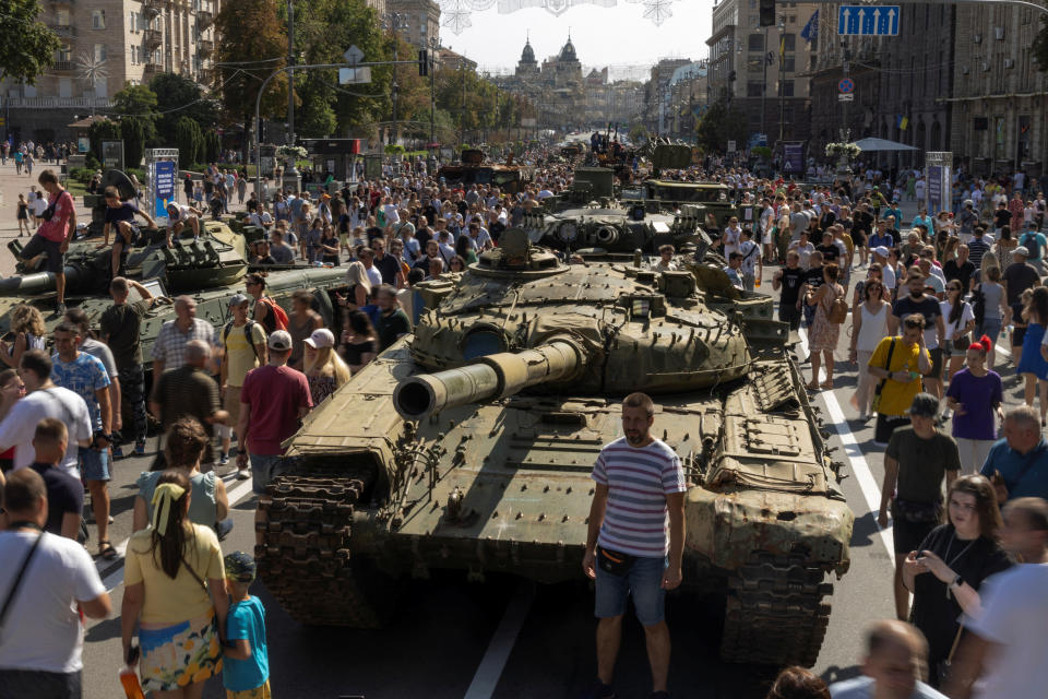 People visit an exhibition of destroyed Russian military vehicles and weapons, dedicated to the upcoming country's Independence Day, amid Russia's attack on Ukraine, in the centre of Kyiv, Ukraine August 21, 2022. REUTERS / Valentyn Ogirenko