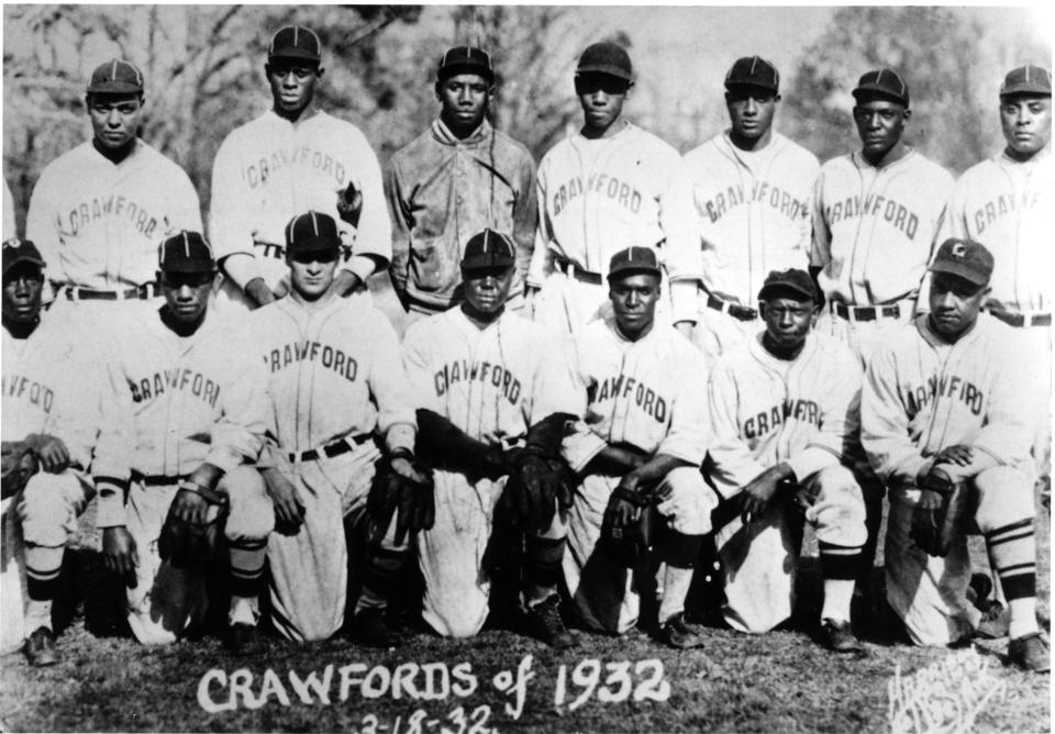 DATE TAKEN: 5/1/96--- Team portrait of the Pittsburgh Crawfords Negro Leagues baseball club. ORG XMIT: UT34915