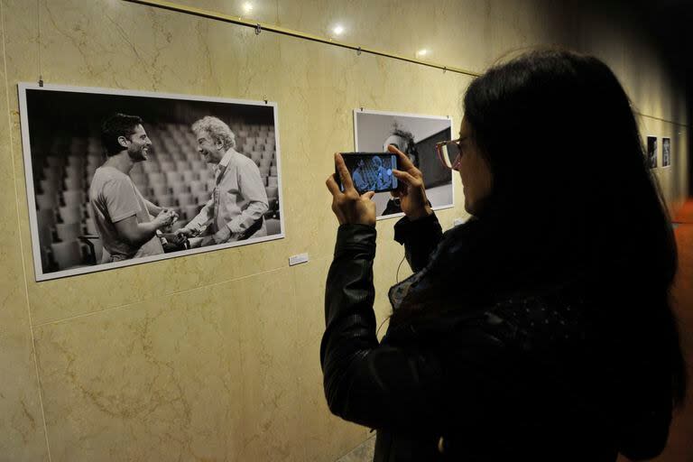 A diez años de su muerte, ayer por la tarde se presentó en el Teatro San Martín una muestra fotográfica y audiovisual sobre Alfredo Alcón. La entrada al espacio es libre y gratuita