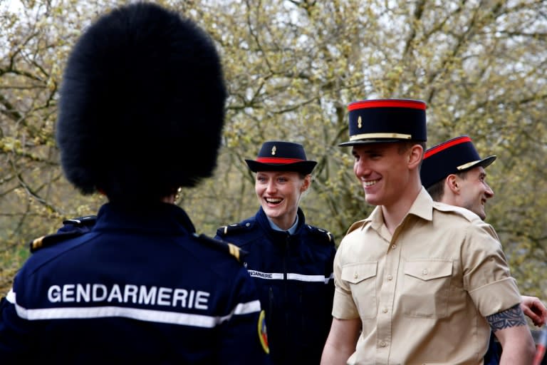 Un membre de la Garde Républicaine française échange son chapeau avec un membre de la "Number F Company Scots Guards" de l'armée britannique, à Wellington Barracks, à Londres, le 5 avril 2024 (BENJAMIN CREMEL)