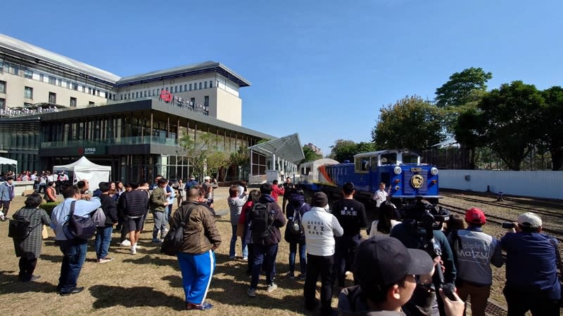 自然保育署林業鐵路及文化資產管理處25日在「新北門車站」慶祝阿里山林鐵通車111周年，以林鐵舊車廂改裝的「栩悅號」正式亮相，進站時吸引鐵道迷搶拍。（中央社）