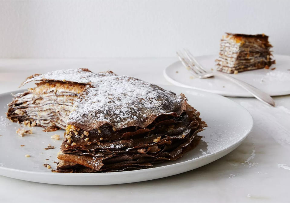 <p>Comment résister à ce gâteau de galettes au sarrasin ? Le miel et les noix finement émincées se marient parfaitement au fromage de chèvre pour un résultat gourmand. </p><p>Découvrir la recette <a href="https://food52.com/recipes/69941-buckwheat-crepe-cake-with-walnuts-honey-and-goat-cheese" rel="nofollow noopener" target="_blank" data-ylk="slk:ici;elm:context_link;itc:0;sec:content-canvas" class="link ">ici</a></p><br>