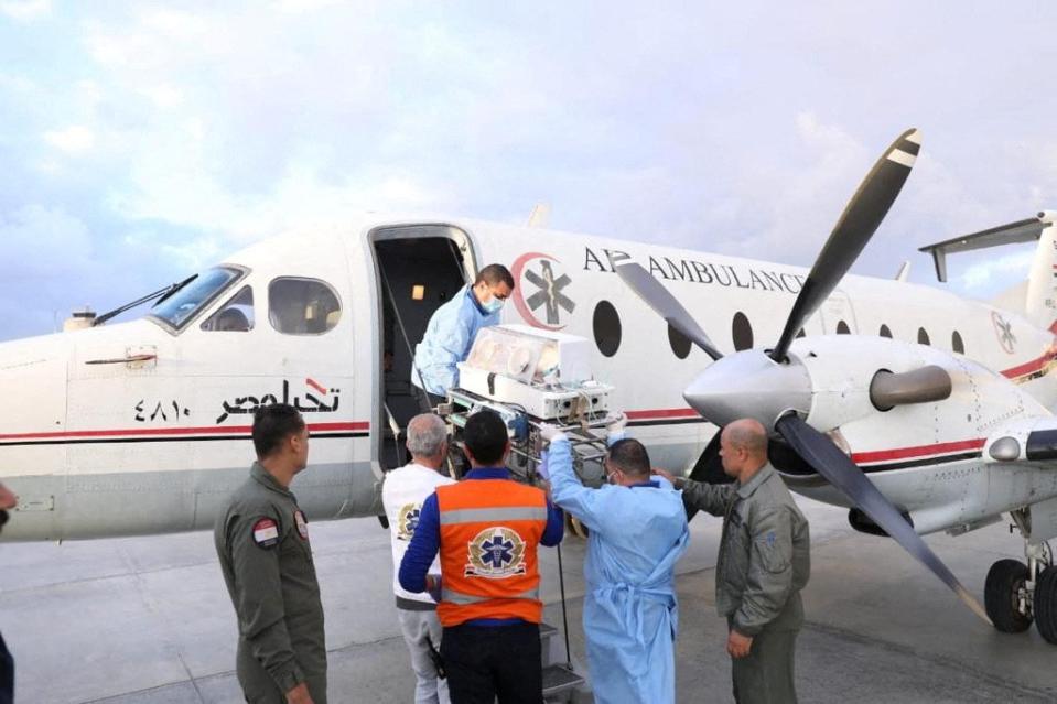 2023年11月20日，埃及救護人員將希法醫院狀況較差的12名早產兒送上醫療飛機，送往開羅救治。路透社