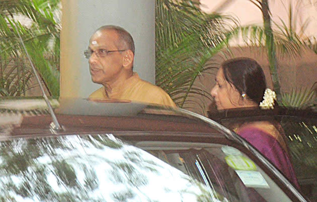 Vidya's parents arrive at the venue.