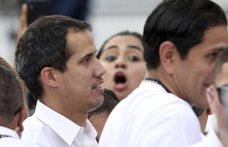 El autoproclamado presidente interino de Venezuela, Juan Guaidó, al centro, llega a un concierto en favor de Venezuela en el lado colombiano del puente internacional Las Tienditas, cerca de Cúcuta, Colombia, en la frontera con Venezuela, el viernes 22 de febrero de 2019. (AP Foto/Fernando Vergara)