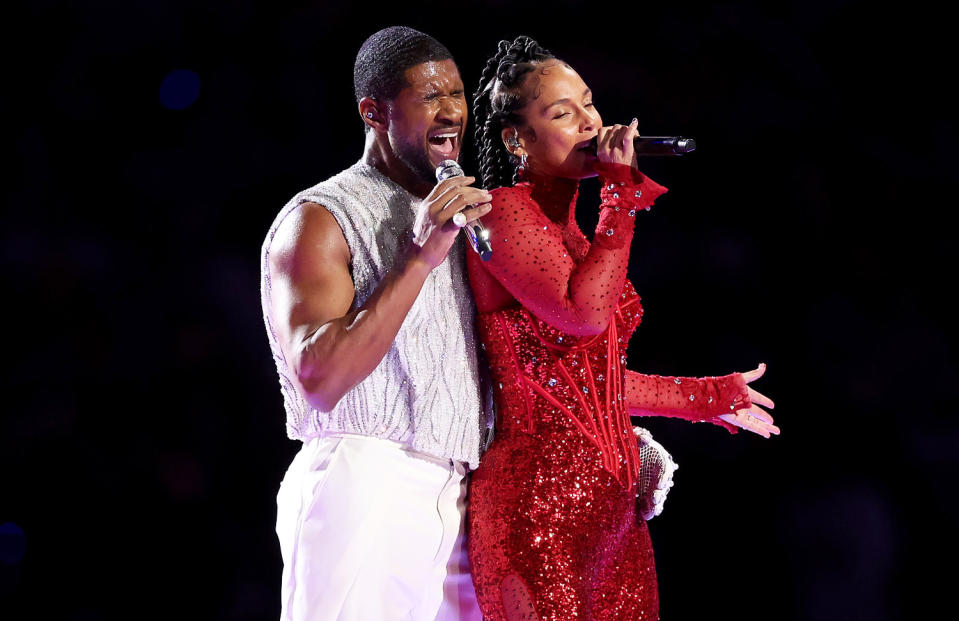 Usher and Alicia Keys perform (Ezra Shaw / Getty Images)