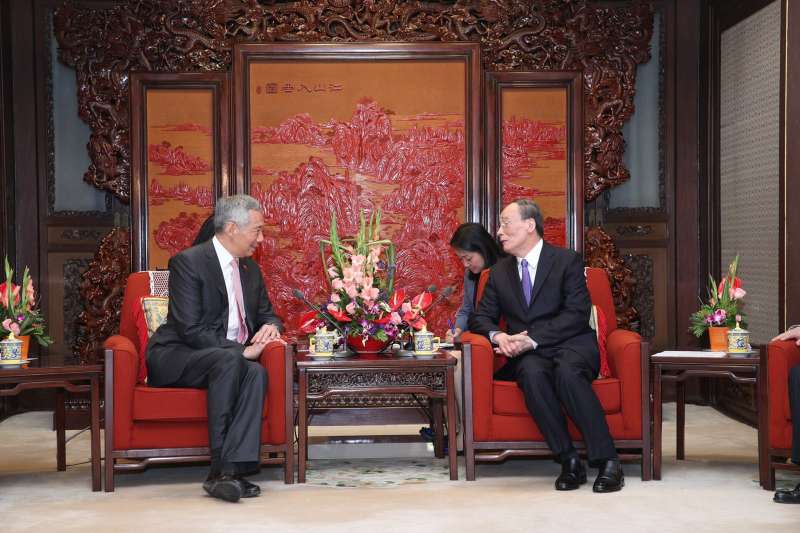 2017年9月，中共十九大前夕，新加坡總理李顯龍訪問北京，會晤中共政治局常委王岐山（李顯龍臉書）