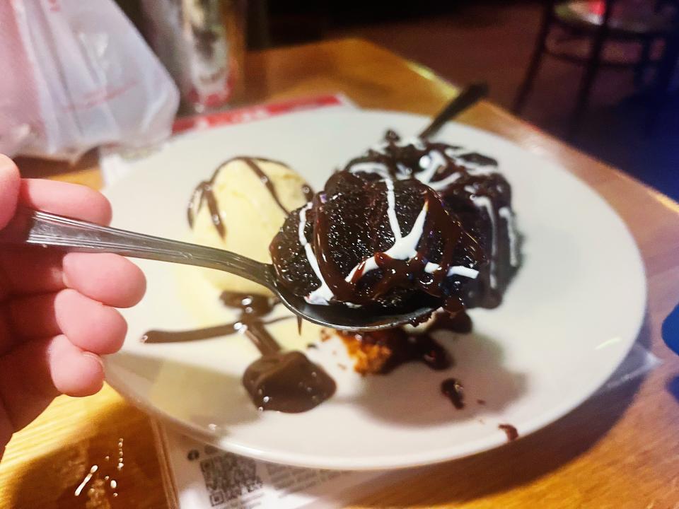 applebees lava cake