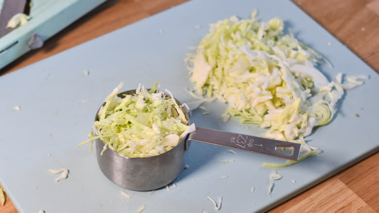 measuring sliced cabbage 