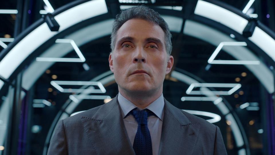 Der einflussreiche Unternehmer Roger (Rufus Sewell) denkt von sich, er wäre unantastbar. (Bild: Netflix)