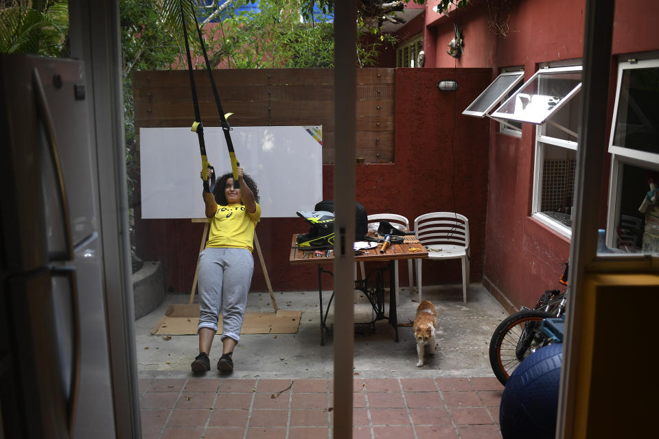 La venezolana Stefany Hernández, medallista olímpica en BMX, se entrena en su casa en Caracas, el sábado 25 de abril de 2020 (AP Foto/Matías Delacroix)