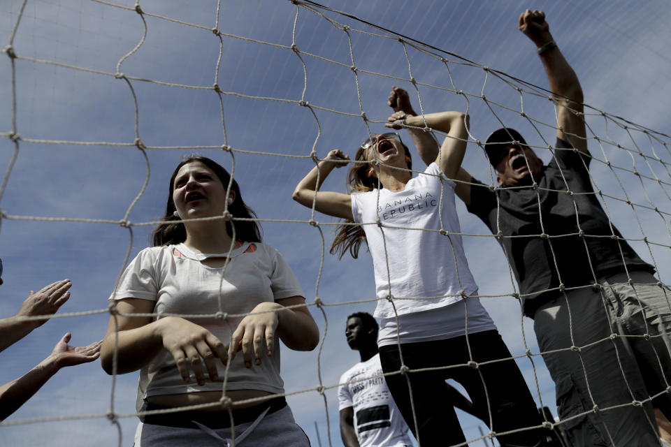 En esta foto del 19 de noviembre de 2016, padres gritan mientras sus hijos juegan futbol en una liga juvenil a las afueras de Buenos Aires, Argentina. Algunos padres gritan como si fueran testigos de la final de una Copa del Mundo, mientras un entrenador da órdenes a los chicos cerca de la cancha. (AP Foto/Natacha Pisarenko)