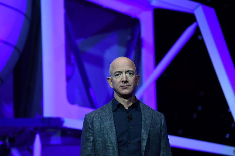 FOTO DE ARCHIVO: El fundador, director, consejero delegado y presidente de Amazon Jeff Bezos revela el cohete lunar de exploración espacial de su compañía Blue Origin, llamado Blue Moon, durante un evento en Washington, EEUU