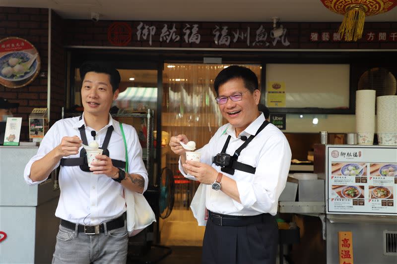 林佳龍與立委林昶佐在東門市場「巧遇」後，一起採買食材，並到廚藝教室體驗親自烹調台灣小吃「蚵仔煎」。（圖／交通部提供）