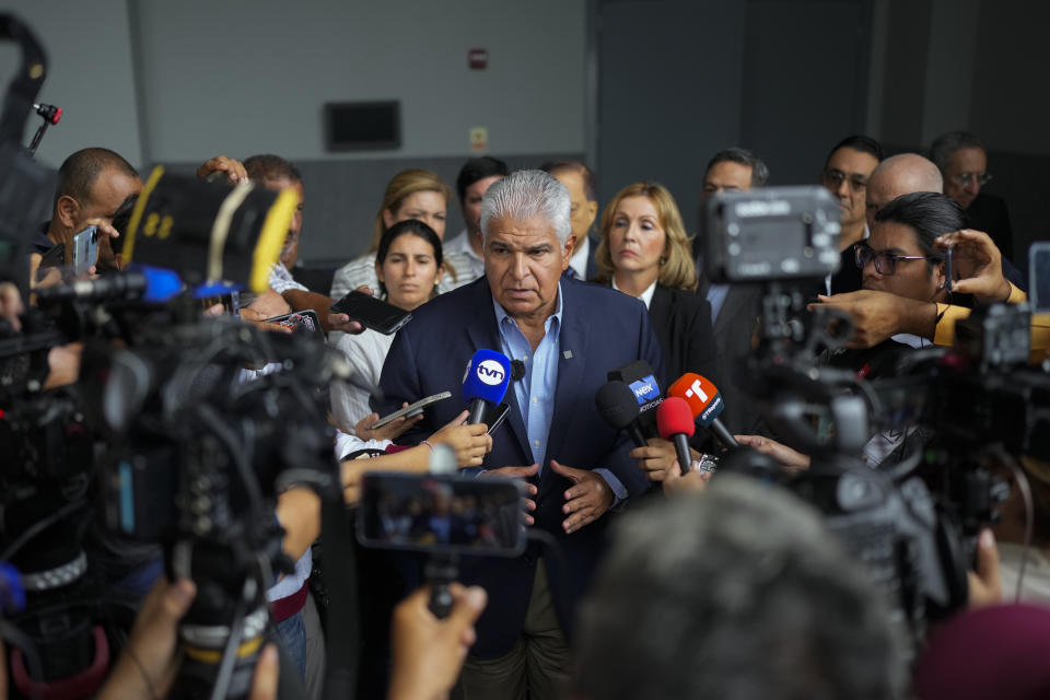 El candidato presidencial de Realizando Metas, José Raúl Mulino, ante periodistas tras un encuentro con miembros de la misión de observación electoral de la OEA, en Ciudad de Panamá, el miércoles 1 de mayo de 2024. Panamá tendrá elecciones generales el 5 de mayo. (AP Foto/Matías Delacroix)