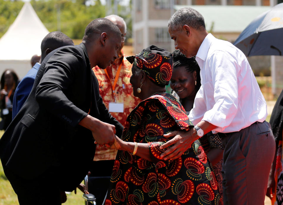 <p>Barack asiste a su abuela Sarah.<br>Foto: REUTERS </p>