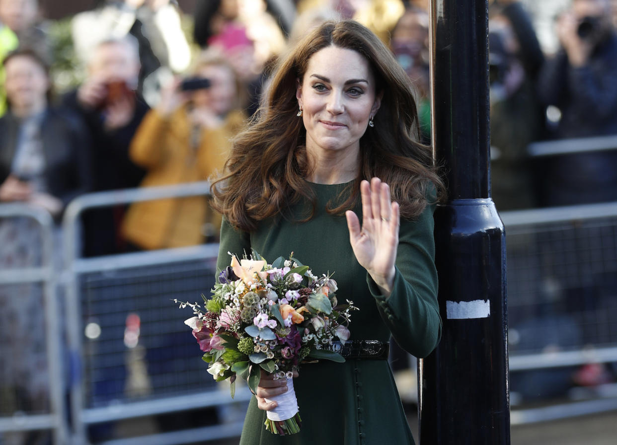 Herzogin Kate kam im Kleid des Öko-Labels Beulah London zum offiziellen Termin. (AP Photo/Alastair Grant)