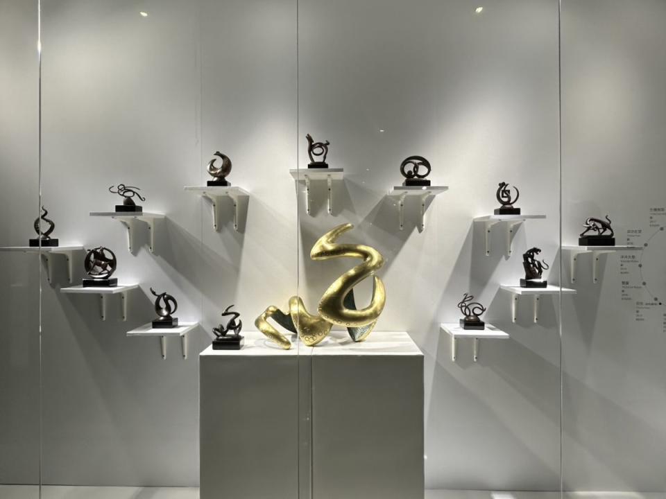 雕塑家謝棟樑應邀在中友時尚藝廊舉辦個展，展出《瑞龍系列》等39件作品。（圖：中友百貨提供）