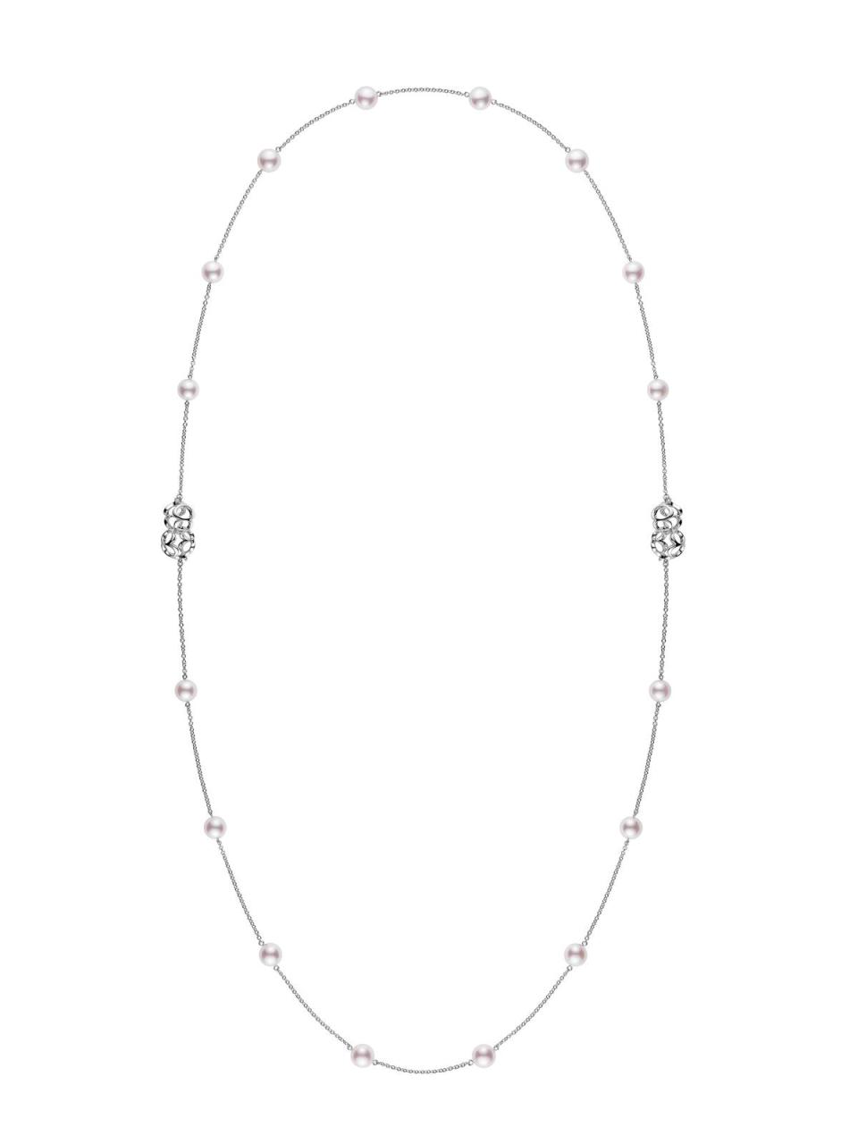 Double Eight系列珍珠鏈結項鍊 18K白金，日本Akoya珍珠（珍珠尺寸約8.00mm-8.99mm）。 NT$183,000 Mikimoto 。（Mikimoto提供）