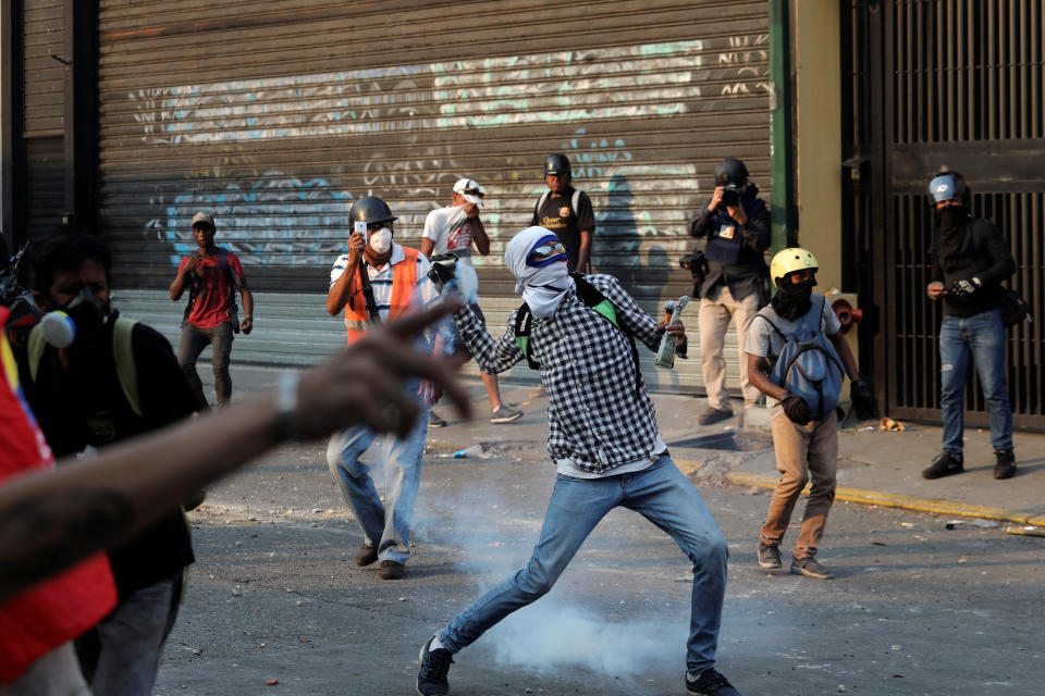 FOTOS | Enfrentamientos en Venezuela tras llamado de Guaidó a la rebelión militar