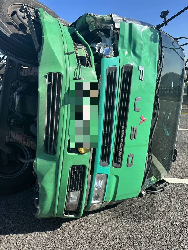  營半聯結車疑似偏移車道，撞上在槽化線上的婦人。(圖／翻攝畫面)