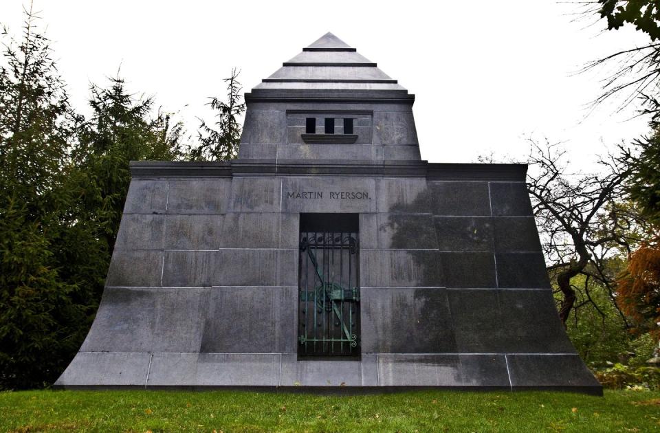 famous graves, crypts, mausoleums and headstones in chicago