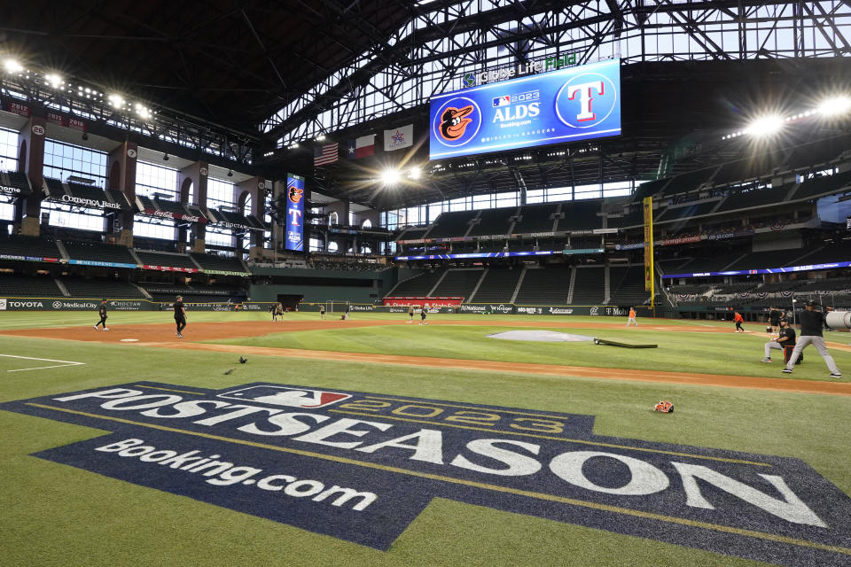 Los Orioles de Baltimore realiza una práctica de bateo en el Globe Life Field que ya cuenta con los logotipos de la postemporada antes del juego 3 de la Serie Divisional de la Liga Americana ante Rangers de Texas el lunes 9 de octubre del 2023. (AP Foto/Tony Gutierrez)