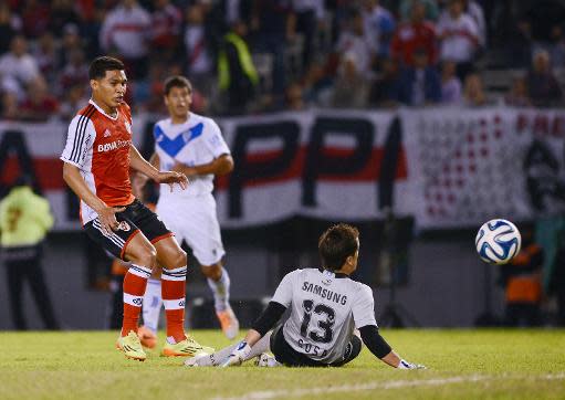 El colombiano de River Plate Teófilo Gutiérrez (I) marca ante Vélez Sarsfield, el 20 de abril de 2014, en Buenos Aires (AFP | LEO LA VALLE)