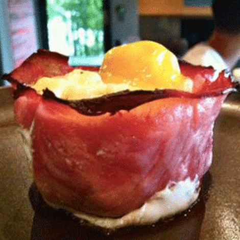 Baked eggs in ham cups